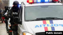 Polițiștii și procurorii au demarat trei percheziții în Brașov, sâmbătă dimineața. Sunt cercetate infracțiuni legate de campania electorală prezidențială.