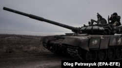 Військовослужбовці 68-ї окремої піхотної бригади «Олекса Довбуш» пересуваються на танку на передовій позиції в Харківській області, 8 листопада 2023 року