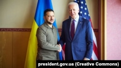 Президент України Володимир Зеленський і президент США Джо Байден (праворуч) під час зустрічі на полях саміту «Групи семи» (G7). Хіросіма, Японія, 21 травня 2023 року