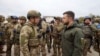 Володимир Зеленски разговаря с Олександър Сирскии. Снимката е архивна