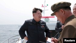 Лидерът на Северна Корея Ким Чен Ун наблюдаващ тестове на стратегическа подводна балистична ракета през 2016 г. Снимката е илюстративна.