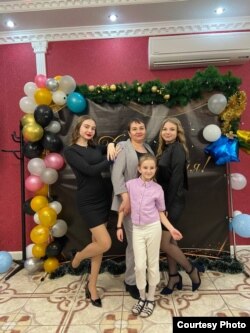 Настя Порохня (зліва) разом з сестрами та мамою. Фото з особистого архіву родини