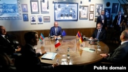ემანუელ მაკრონი, ილჰამ ალიევი, შარლ მიშელი, ნიკოლ ფაშინიანი და ოლაფ შოლცი. 2023 წლის 1 ივნისი