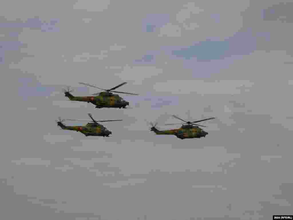 Elicoptere IAR 330 Puma, ale Forțelor Aeriene Române, în formație de trei. 