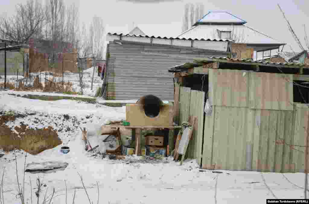 Ак-Жарга кызыл китеп бере баштагандан кийин жердин баасы эки эсе кымбаттаган. Мисалы 2020-жылы жер тилкесин 4000 доллардан 8000 долларга сатып алууга мүмкүн болсо, азыр 17 миң доллардан 20 миң долларга чейин сатылат. 