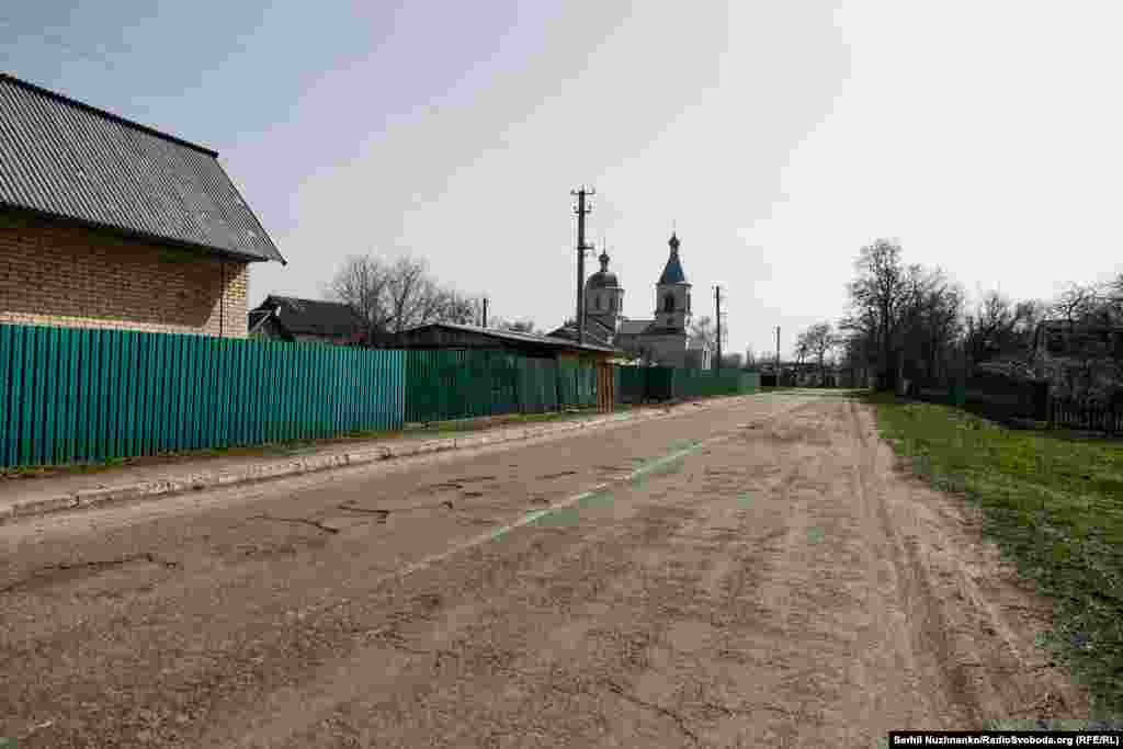 Український військовий 10-ї окремої гірсько-штурмової бригади &laquo;Едельвейс&raquo; (10 ОГШБр) на псевдо &laquo;Матвєй&raquo;, який брав безпосередню участь у звільненні Лук&#39;янівки й Рудницького, на одній з вулиць у нещодавно звільненому селі Рудницьке, Київщина березень 2022 року / Світлина праворуч від березня 2024 року.&nbsp;Військовий &laquo;Матвєй&raquo; продовжує службу в ЗСУ
