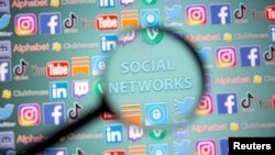 Uniunea Europeană a adoptat mai multe legi și regulamente de verificarea a activității platformelor online, în special a celor cu peste 45 de milioane de utilizatori lunar.