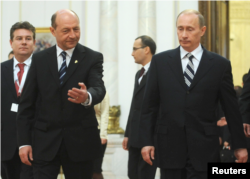 Summitul NATO de la București (2008) a fost unul din ultimele evenimente internaționale importante la care a participat liderul rus Vladimir Putin. În imaginea de arhivă: fostul președinte român Traian Băsescu (stânga) îl îndrumă pe omologul rus.