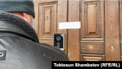 После обыска сотрудники МВД опечатали вход в офис проектов “Айт Айт Десе” и Temirov LIVE. 16 января 2024 года. 
