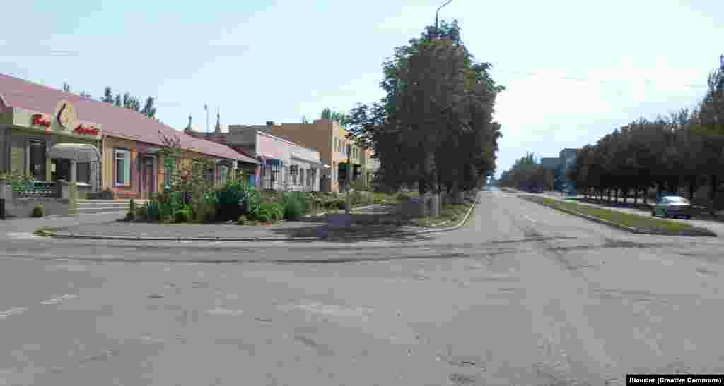 До: Центральна площа Мар'їнки в серпні 2014 року, коли в місті Донецької області проживали кілька тисяч людей. Після: зруйноване передмістя Мар'їнки у травні 2023 року. На момент захоплення Мар’їнки російськими військами у грудні 2023 року головнокомандувач ЗСУ Валерій Залужний заявив, що міста «більше не існує»