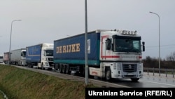 Вантажівки у черзі на пункті пропуску «Медика-Шегині», Польща, 4 січня 2024 року 