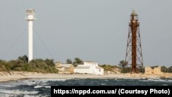 Маяки на острові Джарилгач. Той, що на фото праворуч, сконструйований Єйфелем.
На острові розташований «Національний природний парк Джарилгацький». Російська армія окупувала Джарилгач.