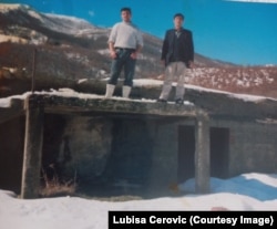 Ljubiša Cerović (levo) sa ocem Ljubomirom Cerovićem (desno) ispred porušene kuće u Belom Polju 2004. godine.