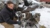 Un anchetator ucrainean arată părți ale unei rachete despre care autoritățile de la Kiev cred că a fost fabricată în Coreea de Nord și a fost utilizată într-un atac la Harkov, în ianuarie 2024. 
