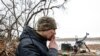 Кулеметник Олександр із позивним &laquo;Доля&raquo;. Перекур біля бойової позиції, що неподалік від&nbsp;Соледару&nbsp;Донецької області, 14 січня 2023 року.<br />
<br />
&laquo;Доля&raquo; йде до кулеметної точки та прострілює довірену йому ділянку, щоб перешкодити руху сил супротивника. Після серії коротких черг &laquo;Доля&raquo; тягнеться за цигаркою, закурює і розповідає: &laquo;Ми он із тієї посадки відходили 2,5 години. З боєм. 1200 метрів йшли 2,5 години. Я мав шість магазинів, набитих патронами, ще в кишенях &nbsp;&ndash; розсипом. Йшли і відстрілювалися. Вже пізніше, коли потрапив на базу, то побачив, що у магазині залишився один патрон, ще один &ndash; у патроннику. Витратили усе, що мали&raquo;. До війни Олександр був комірником у торговельному центрі, після мобілізації&nbsp;&ndash; піхотинець в окремому гірсько-штурмовому батальйні 10-ї окремої гірсько-штурмової бригади &laquo;Едельвейс&raquo;&nbsp;