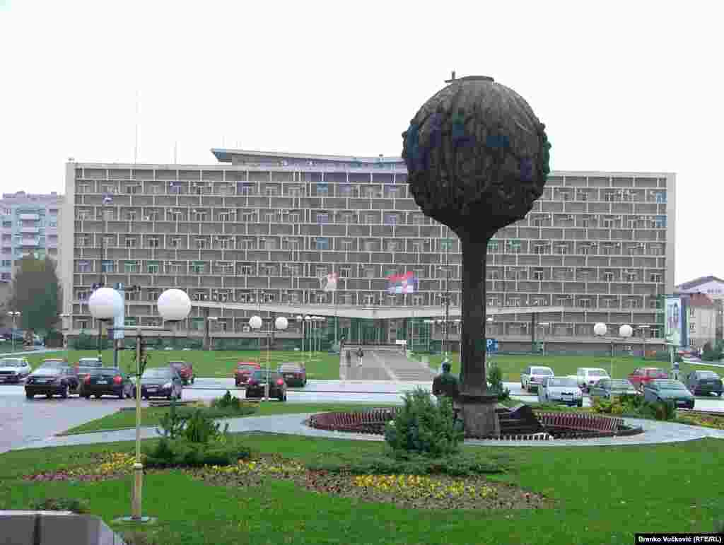 Grad Kragujevac već godinu dana nakon isteka dvogodišnjeg grejs perioda, otplaćuje rate kredita od 30.000 evra mesečno. Prvobitno je bilo planirano da se kredit isplaćuje sopstvenim prihodom tržnice, ali s obzirom da je ona već tri godine zatvorena, a da se isto toliko čeka na završetak radova, na zelenoj pijaci nema prihoda ni od izdavanja u zakup pijačnih tezgi niti od izdavanja prostora, pa je ta obaveza prebačena na gradski budžet dok će, prema najavi predsednika Vučića, država otplatiti polovinu kredita. 