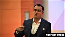 Valentin Nedelcu, trainer în educație financiară, a înființat comunitatea Știința Banilor, unde investitorii activi fac schimb de informații și oferă sfaturi gratuire celor care vor să investească la bursă.
