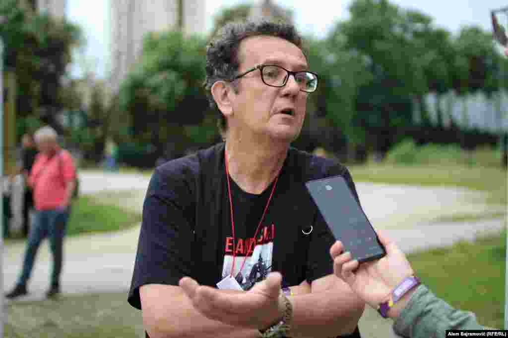 Profesor na Fakultetu političkih nauka Asim Mujkić za Radio Slobodna Evropa kaže da je izuzetno važno podržati sve ono što se tiče borbe za ljudska prava i slobode. "To treba stalno ponavljati. Mi smo ovdje žrtve uskraćivanja ljudskih prava i sloboda, na najrazličitije načine. Posebno je važno podržati borbu za prava manjina. Najbolje je biti danas uz ove ljude i podržati ih u borbi protiv diskriminacije", rekao je Mujkić. 