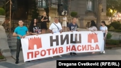 Na protestu "Niš protiv nasilja" 18. avgusta ispred Gradske kuće govorili su prosvetni radnici iz tog grada. Kako su naveli, su novu školsku godinu ulaze "sa zebnjom".