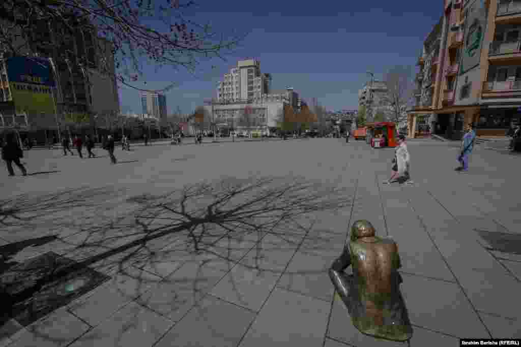 Još jedna skulptura koja je tema mnogih rasprava je ona Faika Redžepija, koji je na protestima 1999. godine prekriženih nogu sjedio blizu hotela Grand u Prištini.