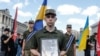 До повномасштабного вторгнення Росії в Україну Пітер Фуше жив у Лондоні. Там він працював теслярем, а до цього &ndash; поліцейським. У березні 2022 року британець приїхав в Україну, був волонтером, займався евакуацією цивільних із зони бойових дій