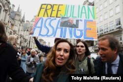 Stella Assange, supruga osnivača WikiLeaksa tokom susreta sa pristalicama u Londonu 20. februar 2024.