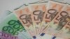 Salariul minim brut garantat în plată este de aproximativ 740 de euro în prezent. Firmele românești nu pot angaja salariați pe care să-i plătească cu mai puțin.