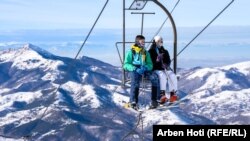 Posetioci na žičari u Brezovici, januar 2024.