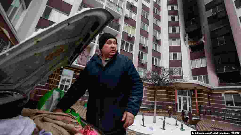 Під час руху колони російських військ через місто вівся безладний вогонь по житлових будинках, кажуть місцеві жителі, Буча, Київська область, 1 березня 2022 року. Праворуч – фото від лютого 2023 року