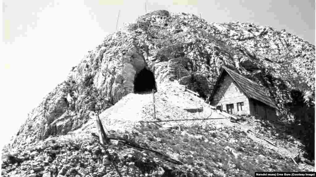 Do Mauzoleja je probijen tunel i staza sa 461 stepenicom. Sam kompleks rađen je od 1970. do 1974. godine Fotografija prikazuje završetak radova na tunelu. 