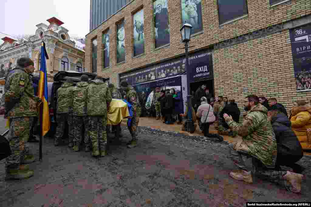 В останню путь військового проводжали на колінах і під оплески. Поховають військового й актора в місті Радомишль Житомирської області 
