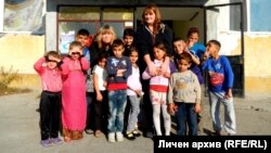 Джил Клазби (вляво) и Сейди Клазби – Джаръс позират с деца от училището в Харманли.