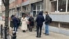 Roditelji na trećem protestu ispred Osnovne škole "Vladislav Ribnikar", Beograd, 20. decembra 2023.