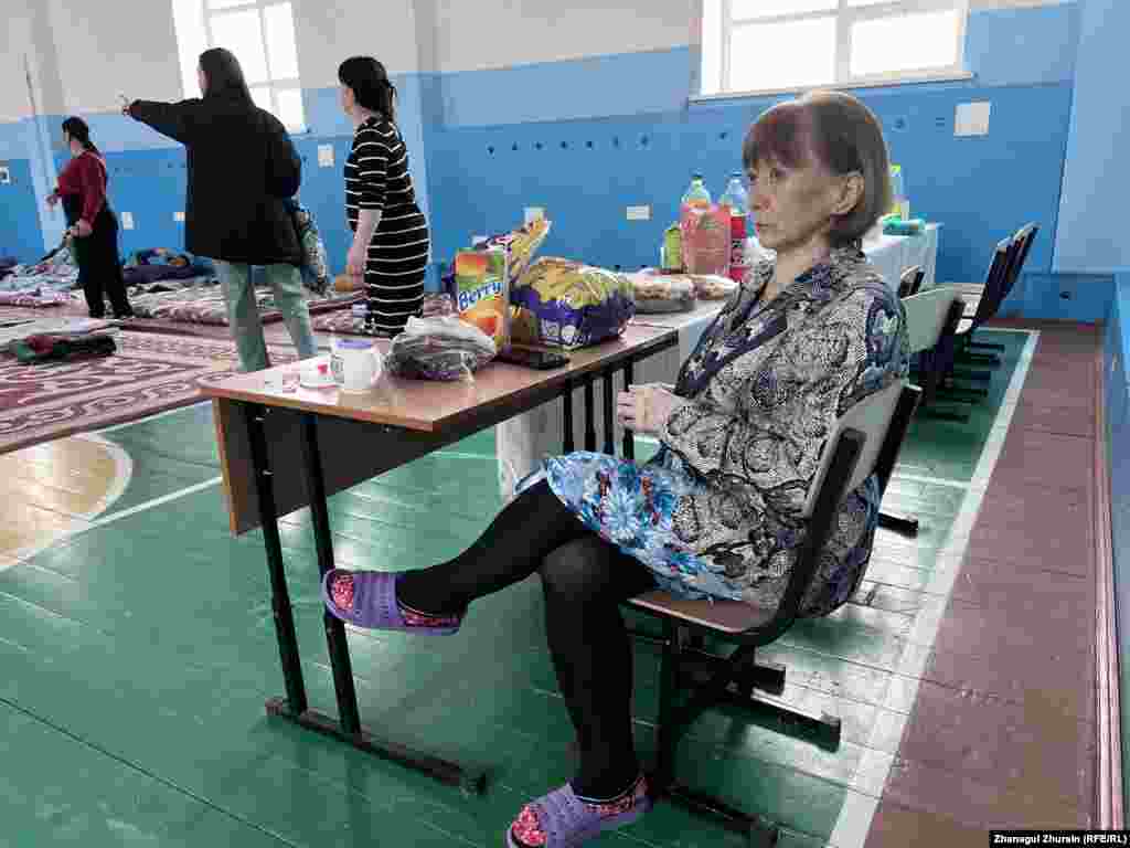 Батима Аймукашева в школе, где открыт эвакопункт. Дом в садоводческом обществе она арендовала. Женщина рассказывает, что позвонила в экстренные службы в шесть утра, когда вода стала прибывать. Прибывшие через несколько часов спасатели вывезли её на лодке 