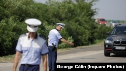 Polițiști români la un control rutier. 