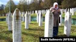 Nura Mustafić pored mezarja sinova ukopanih u Memorijalnom centru Potočari.