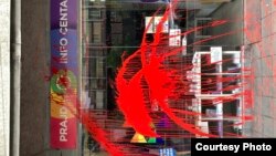 Farba na ulazu u Prajd info centar u Beogradu, 27. maja 2023.