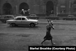 O persoană traversează Piața Octombrie din Minsk. 1988.