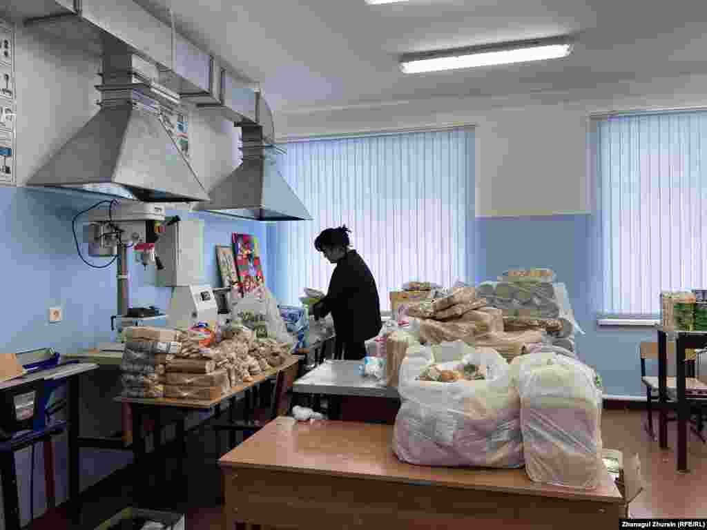 Волонтёры принесли продукты в эвакопункт. Руку помощи пострадавшим протянули простые люди из Уральска, которые купили продовольствие и одежду 