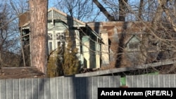 Snagov – ce se vede de pe stradă din Vila Roșie, cerută în instanță de moștenitorii lui Aurel Dobrescu. Judecătorii au recunoscut dreptul de proprietate, dar retrocedarea a fost făcută în natură. Imobilul aparține Federației Ruse.