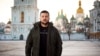 Президент України Володимир Зеленський на Софійській площі у Києві під час привітання українців із Днем Соборності України. Січень 2024 року 