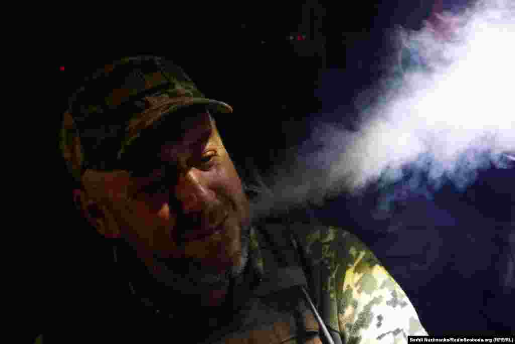 Vojnik u tišini uživa u cigareti. Institut za proučavanje rata sa sjedištem u SAD-u (ISW) kaže da se Moskva "vjerovatno" priprema za još jedan talas kopnenih napada na ukrajinske položaje u oblasti Avdijevke, koja je već bila pod velikim ruskim granatiranjem.