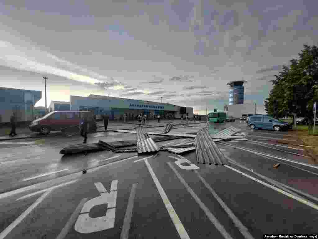 Aerodrom u Banjaluci, u Bosni i Hercegovini, zatvoren je zbog nevremena. U Brčko distriktu jedna je osoba preminula. 