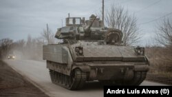 За словами Олександра Тарнавського, попри зусилля сил РФ, логістичне постачання українських військ продовжується. На ілюстраційному фото українські військові на американській БМП Bradley під Авдіївкою
