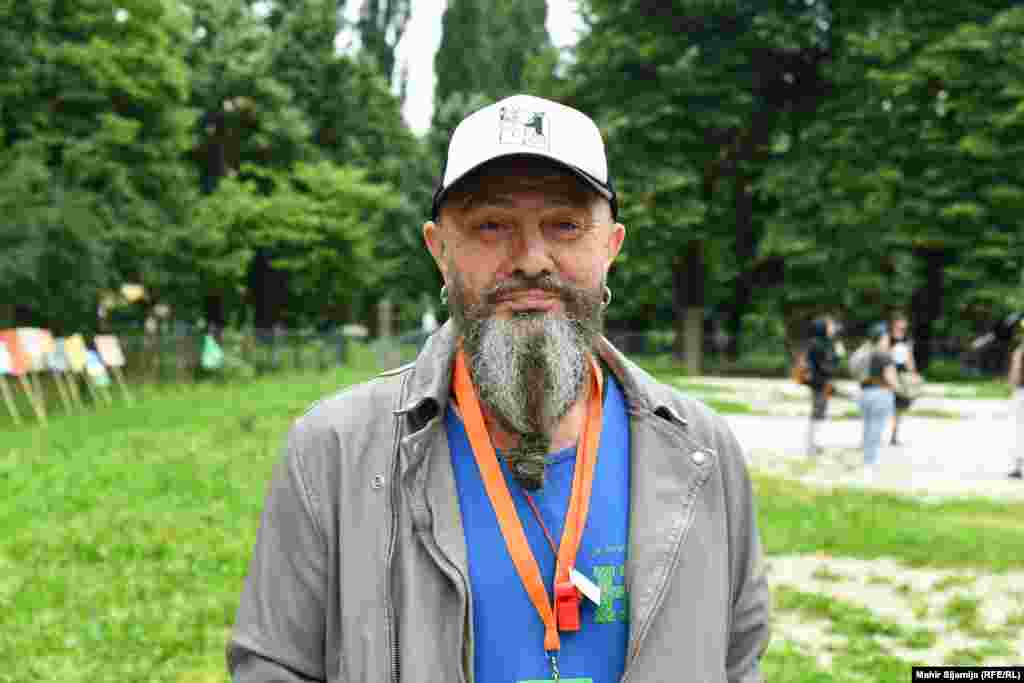 Ovogodišnju povorku podržao je i muzičar i umjetnik Srđan Jevđević zvani Gino, inače frontmen benda Kultur Shock. "Sloboda je kad smo svi slobodni. Sloboda je pravo. Sloboda je objektivna kategorija. Ono što nema nikakve veze s ličnim mišljenjem. Sloboda je nešto s čime se rodimo i s čime treba da umremo", poručio je Gino i dodao da nema važnijeg događaja od Povorke ponosa. Podsjetio je da je još '80-ih u Sarajevu "počeo s LGBTIQ+ pravima i donekle je bilo lakše tada".