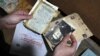 Велика фоторама з низкою світлин під склом, врятована з прифронтової зони – з одного із сіл Тернуватської громади під Гуляйполем в Запорізькій області, 25 березня 2024 року 
