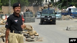 د سوات په مینګوره کې پولیس د پوستې مخې ته پهره کوي ـ پخوانی انځور.