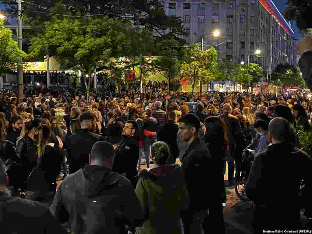 Građani se okupljaju na Cvetnom trgu, u blizini Osnovne škole "Vladislav Ribnikar" kako bi odali poštu žrtvama.