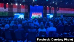 În timpul discursului despre pace în Ucraina al ministrului maghiar de externe Péter Szijjártó, pe ecrane a fost proiectată harta actuală a Ungariei suprapusă peste harta Ungariei Mari, care alipește regiuni din România și Ucraina la Ungaria.