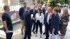 Opozicija koja organizuje proteste protiv nasilja podnela zahtev za vanredne izbore ispred zgrade Predsedništva Srbije,11. septembra 2023.
​